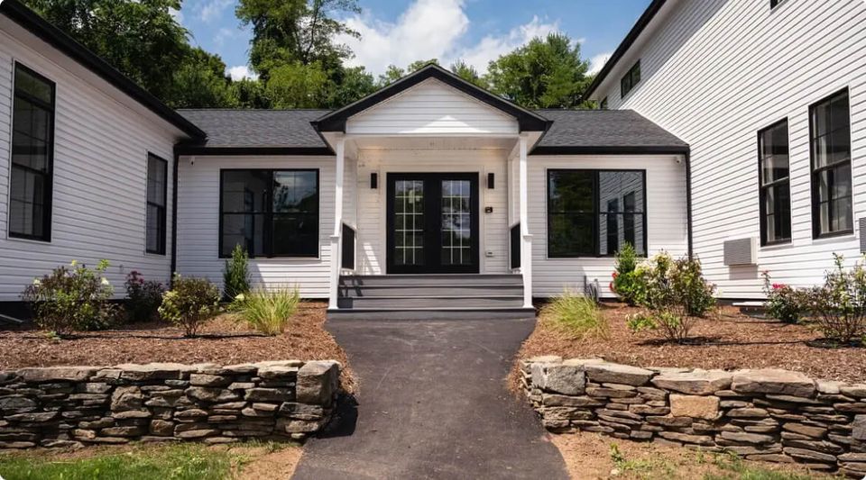 Front entrance and walkway of Paramount Wellness Centers in Haddam, Connecticut