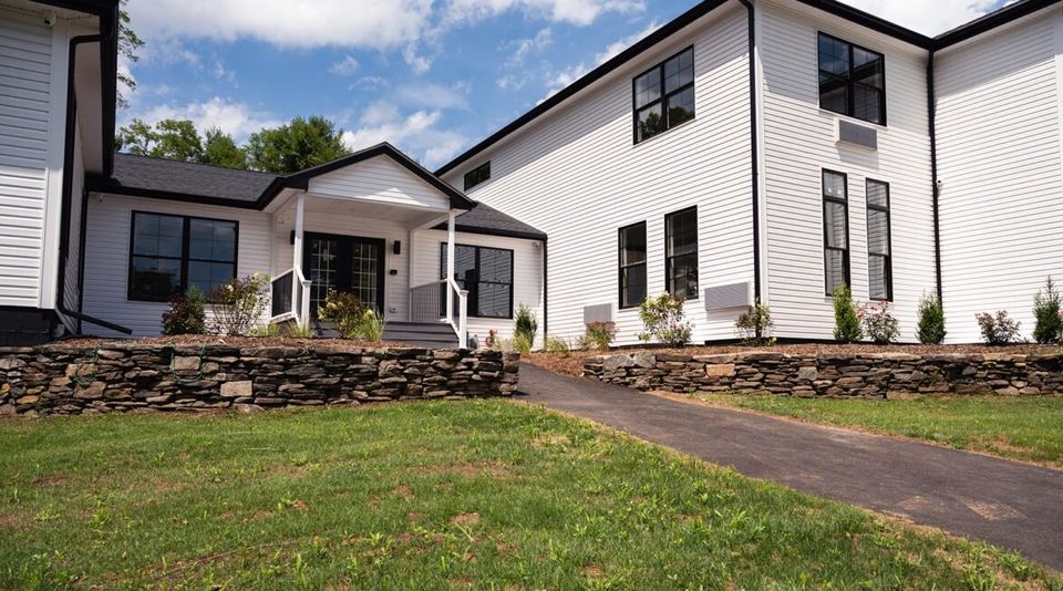 Exterior of Paramount Wellness Centers in Haddam, Connecticut