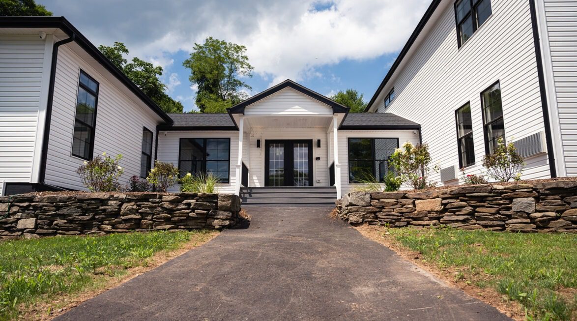 Exterior of Paramount Wellness Retreat: Drug rehab front entrance