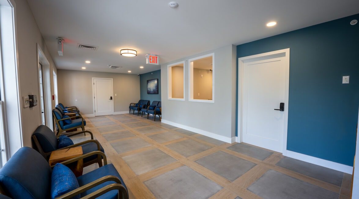 Paramount Wellness Retreat: Relaxing waiting room area
