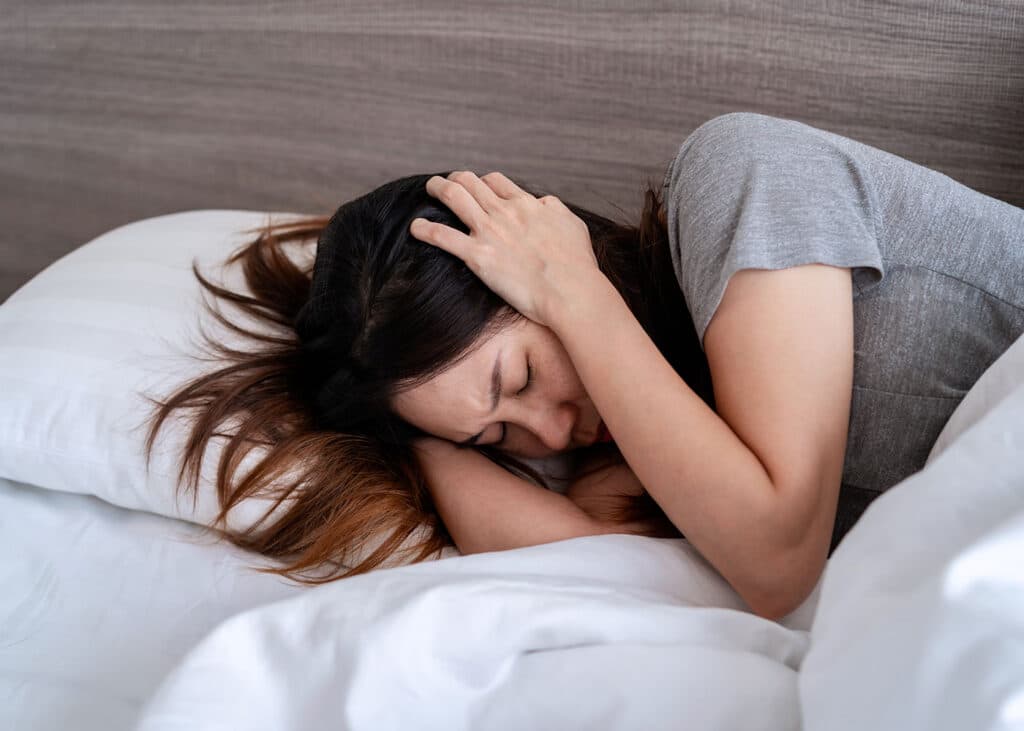 Patients typically experience anxiety, restlessness, insomnia, and nausea